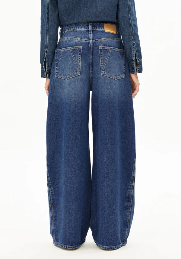 Aalthea Mid Waist Barrel Jean in Fade