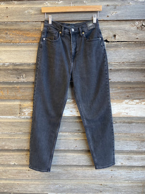 SILVER High Rise Slim Straight in Washed Black
