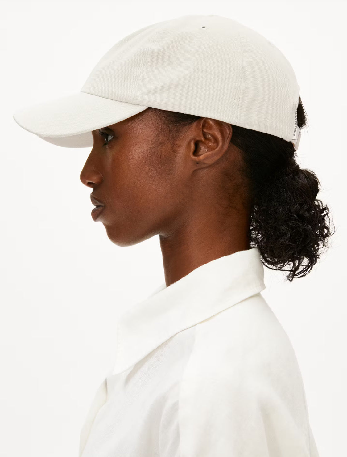 Yenaas Bold Cap in Oatmilk + Black