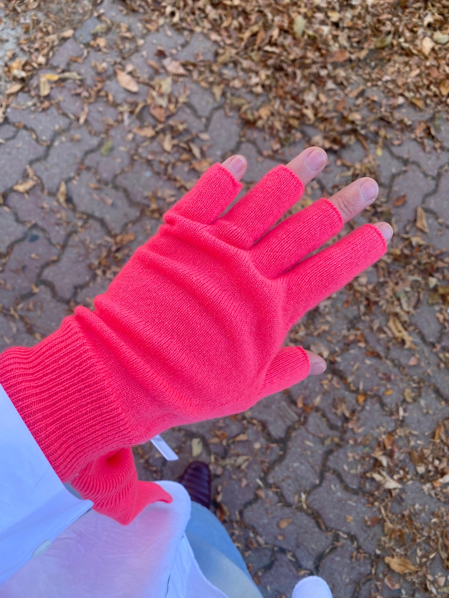 SALE AUTUMN CASHMERE Cashmere Fingerless Gloves in 'Nuclear Pink'