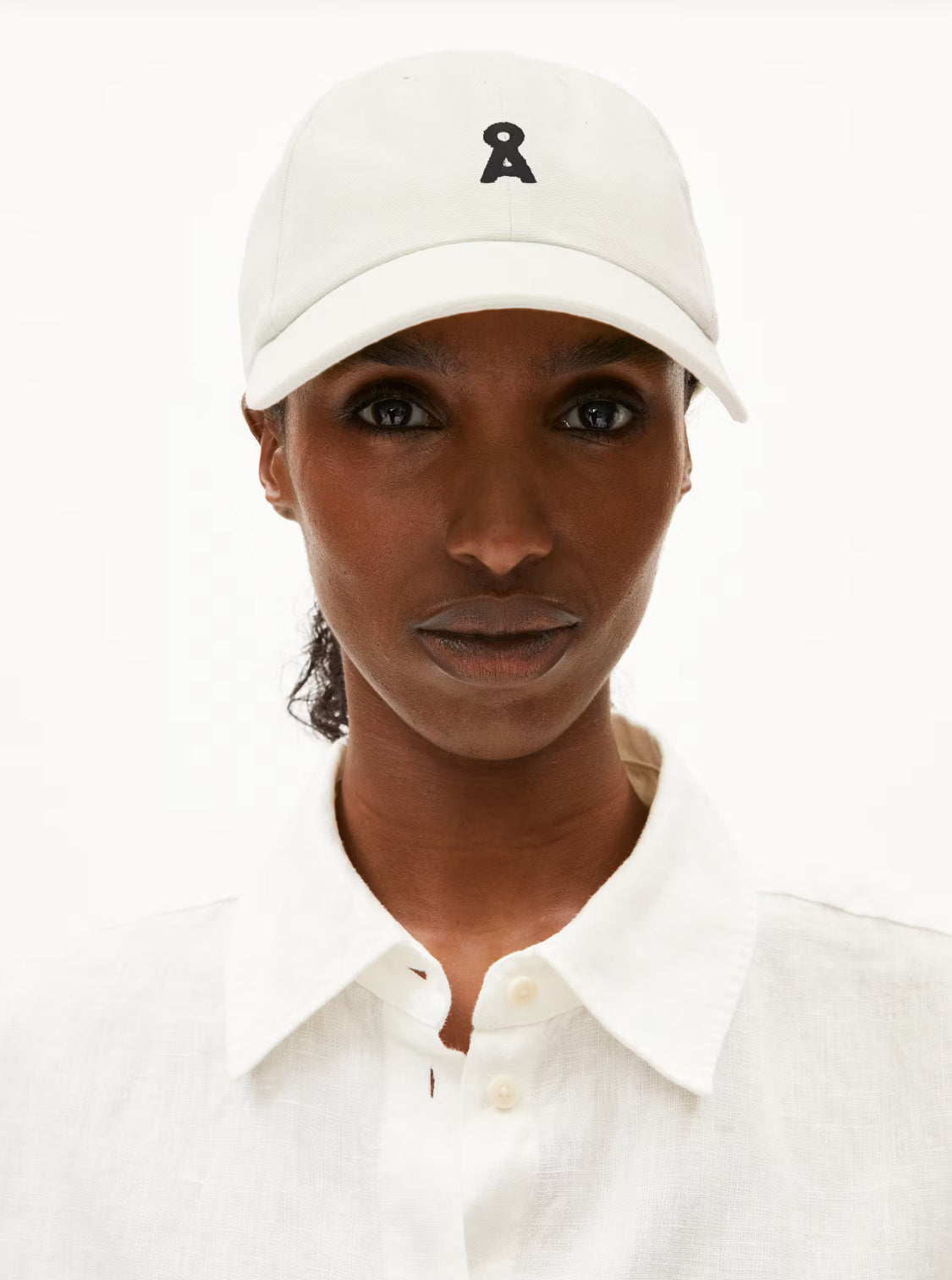 Yenaas Bold Cap in Oatmilk + Black