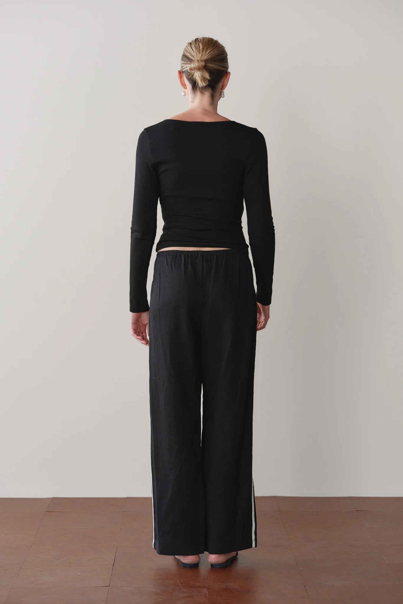 The Linen Crop Stripe Pant in Jet
